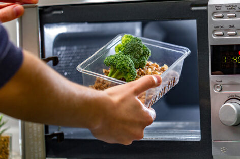 Pros and Cons of Microwave Cooking