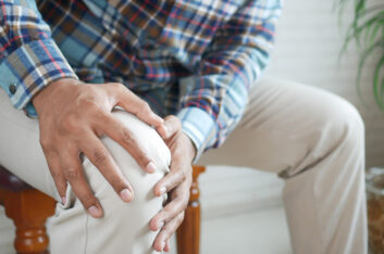 Knee Pain Relief – Non-Surgical Treatments vs. Replacement Therapy