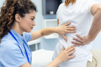 முதுகெலும்பு வளைகிறதா? சீக்கிரம் கண்டறியுங்கள்!